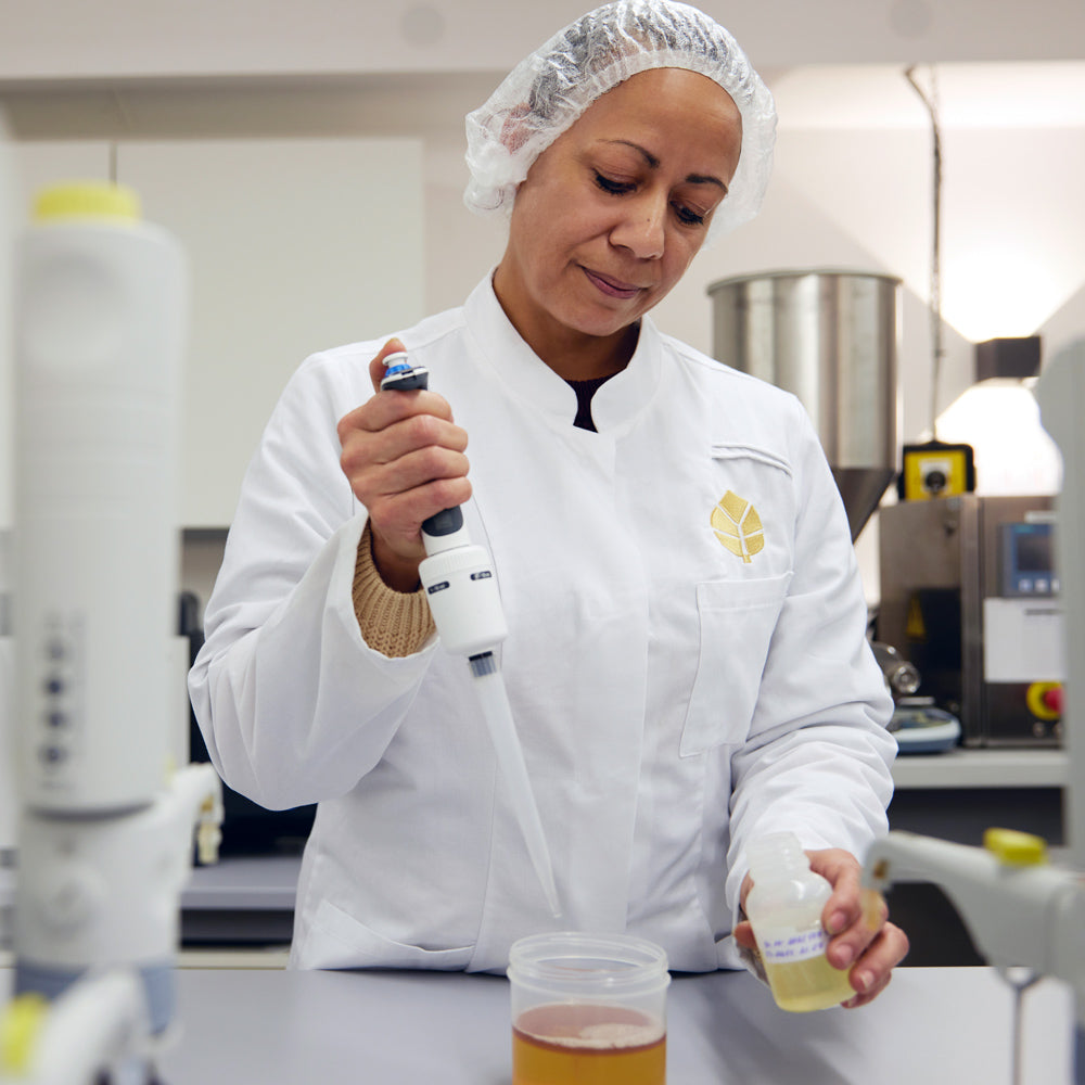 labor-mitarbeiterin-mischt-proben-mit-pipette