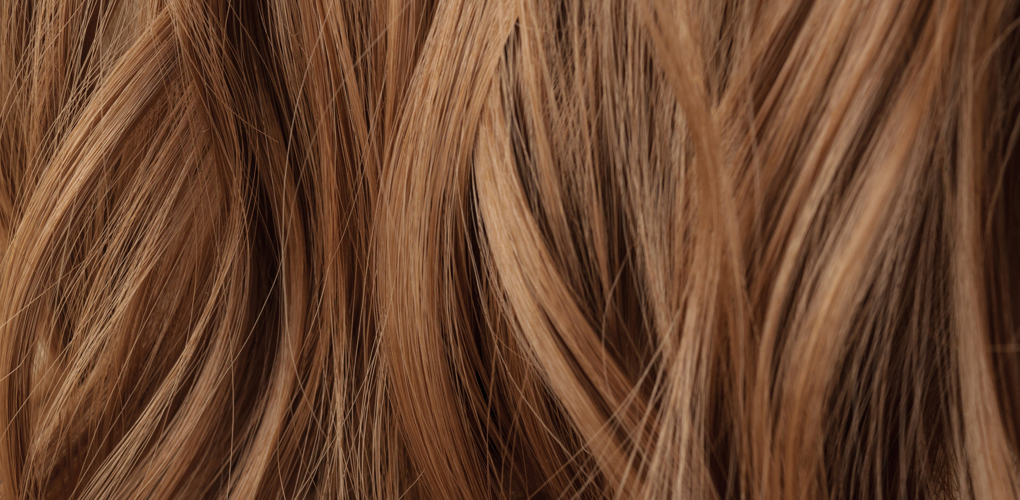 nahaufnahme-von-glänzendem-brünettem-haar-mit-natürlichen-wellen