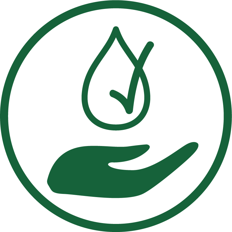 grünes-logo-mit-offener-handfläche-die-einen-wassertropfen-mit-häkchen-hält-umrahmt-von-einem-kreis-um-dermatologische-bestätigung-zu-repräsentieren