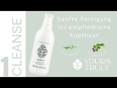 weiße-flasche-yours-truly-shampoo-sensitive-scalp-mit-aufdruck-sensible-kopfhaut-daneben-text-sanfte-reinigung-für-empfindliche-kopfhaut-und-abbildungen-von-aloe-vera-blattextrakt-und-pflanzensamen-verlinkung-zu-youtube-video